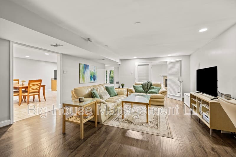 Sterling House: 47284 Grandview Pl