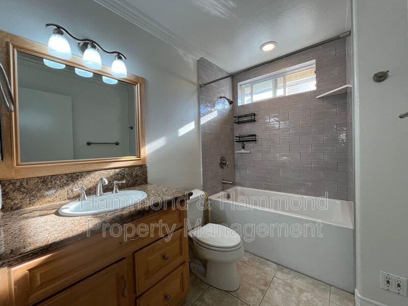 Thousand Oaks House: 832 Masterson Dr