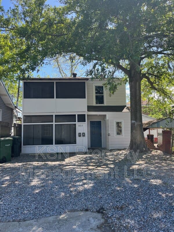 Savannah House: 1011 E 39th St