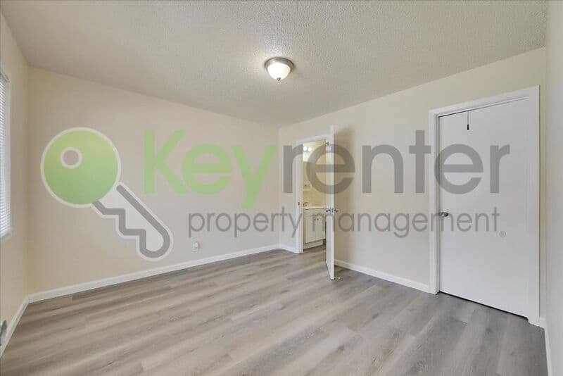 Sacramento House: 1071 Santiago Ave