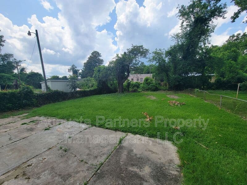 Augusta House: 2111 Dyer Street