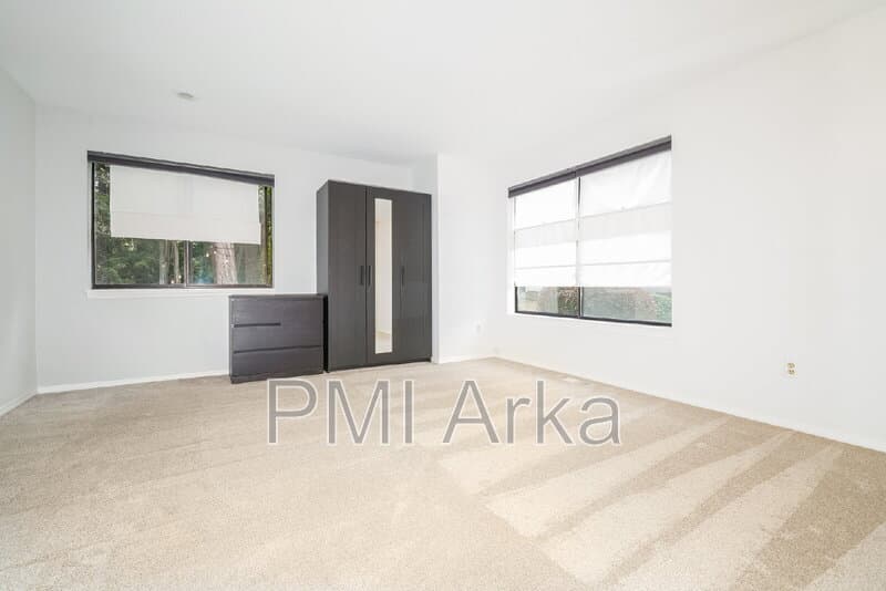Kirkland House: 11818 NE 105th Ct