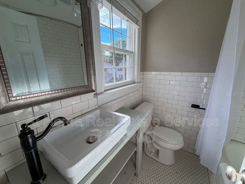 Springfield House: 1460 E Grand St