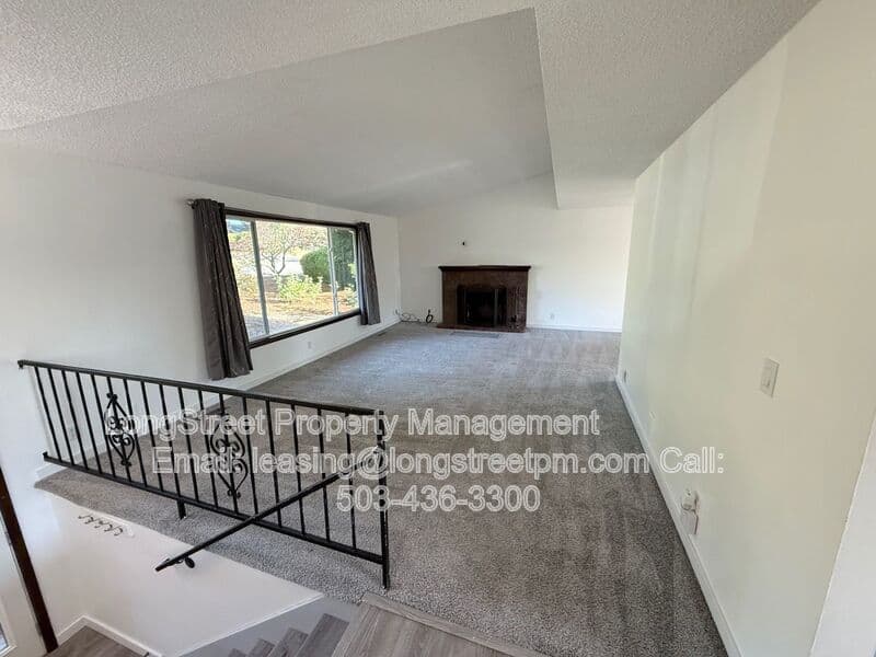 Salem House: 869 Meadowlawn Dr SE