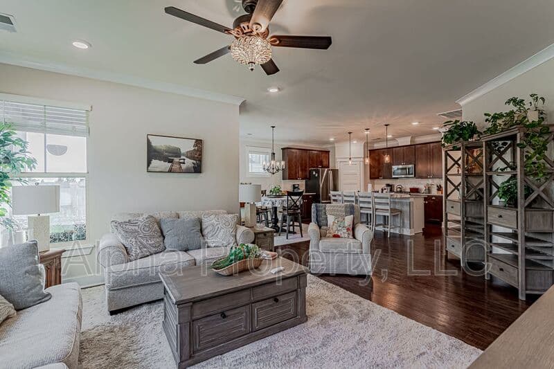Greenville House: 14 Burl Ct