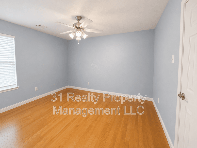 Fresno House: 2119 Hawthorne Brook