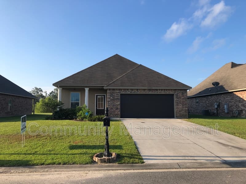 Denham Springs House: 13838 Ponderosa Dr