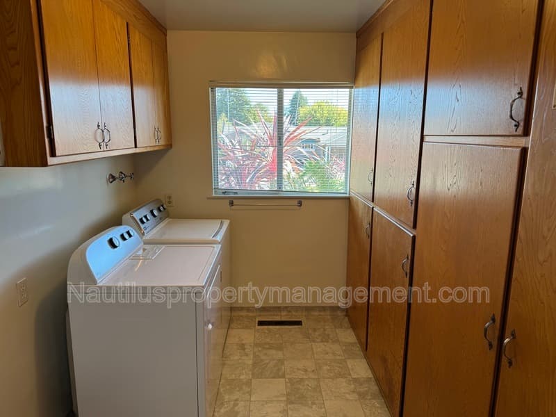 Santa Cruz House: 323 Spring Street