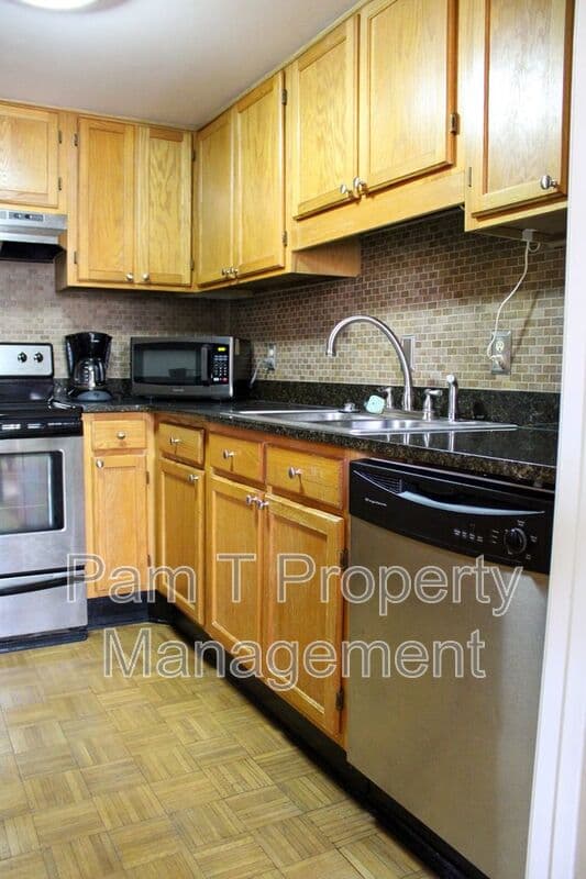 Savannah Condo: 321 Abercorn St.