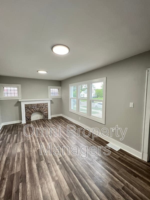 Detroit House: 19241 Moenart Ave