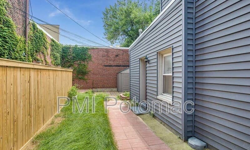 Washington Townhome: 729 10th St NE