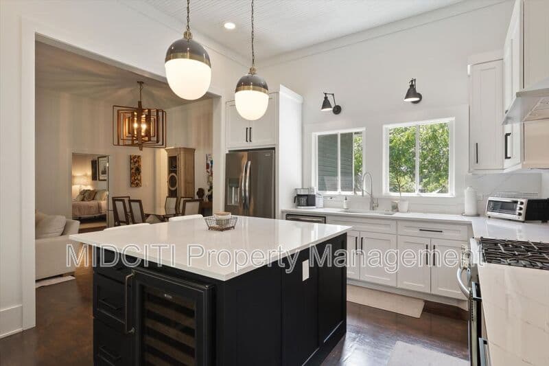 San Marcos House: 1017 W Hopkins St