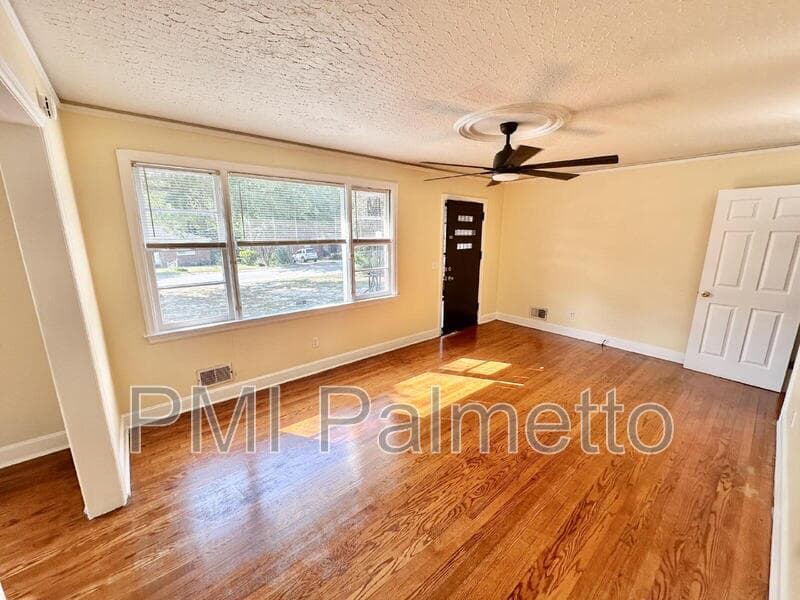 Columbia House: 3727 Maybank St