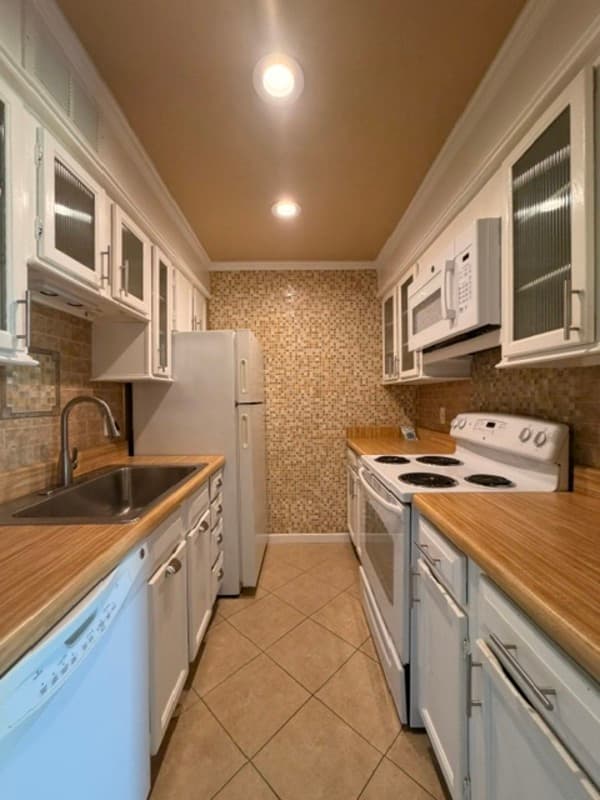 Columbia Condo: 801 Eastmont Drive #102