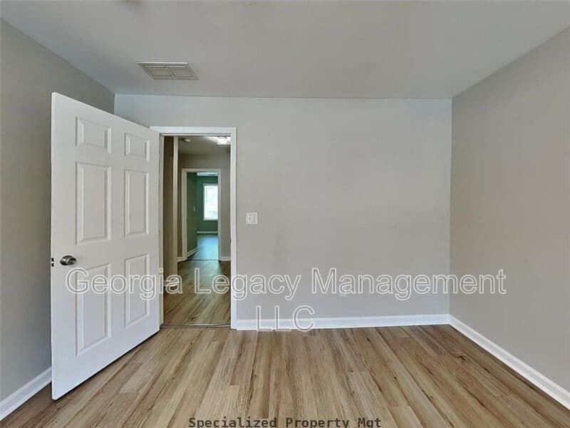 Monroe House: 407 Maple Way