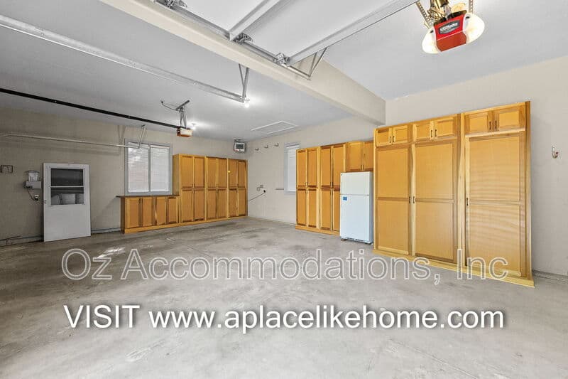 Loch Lloyd House: 16690 Country Club Ct