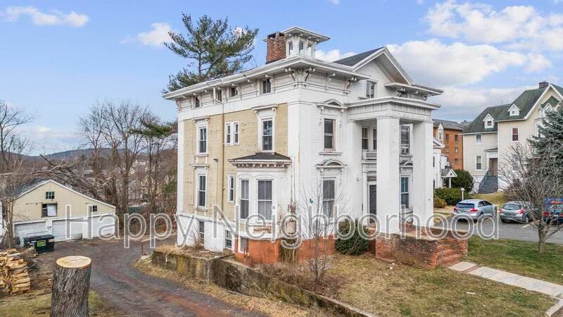 Meriden House: 216 East Main StreetUnit 4