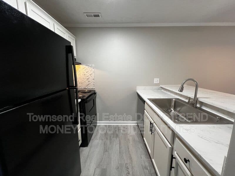 Fayetteville House: 5858-B Century Oaks Drive