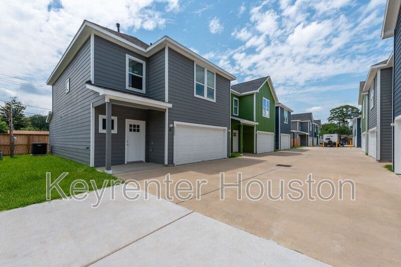 Houston House: 8203 Woodlyn Rd
