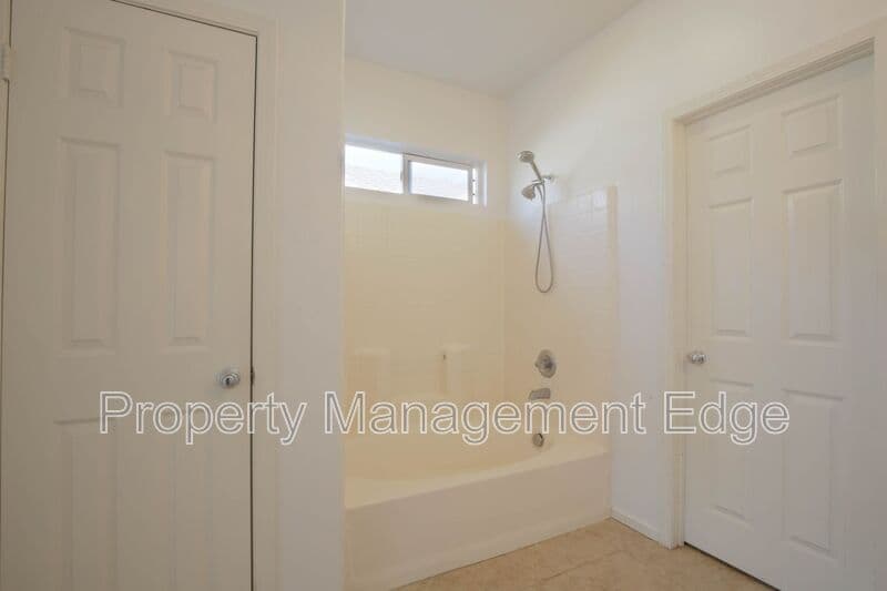 Hemet House: 127 Fuerte Ct