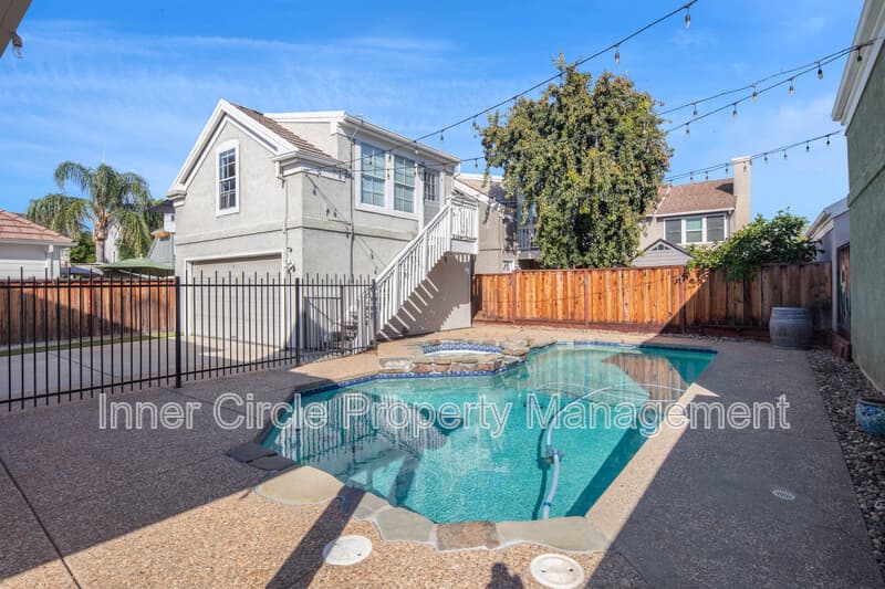 Brentwood House: 342 Chaucer Drive
