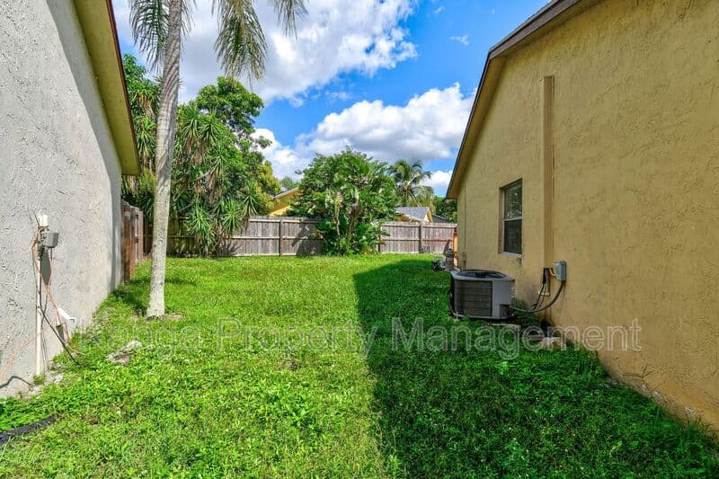 Greenacres House: 6126 Wauconda Way E