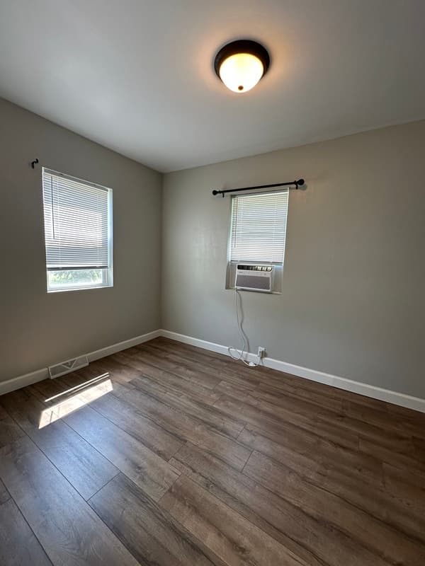 Cedar Rapids House: 1212 20th Ave SW