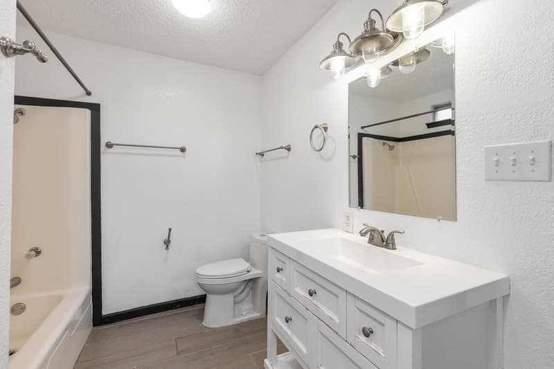 Burnet House: 400 North River Oaks Drive