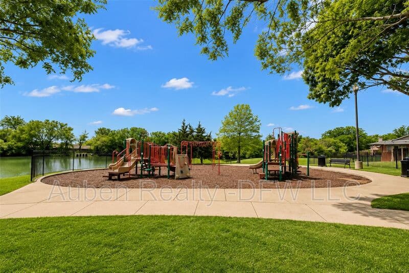 Mansfield House: 1426 Ravenwood Drive