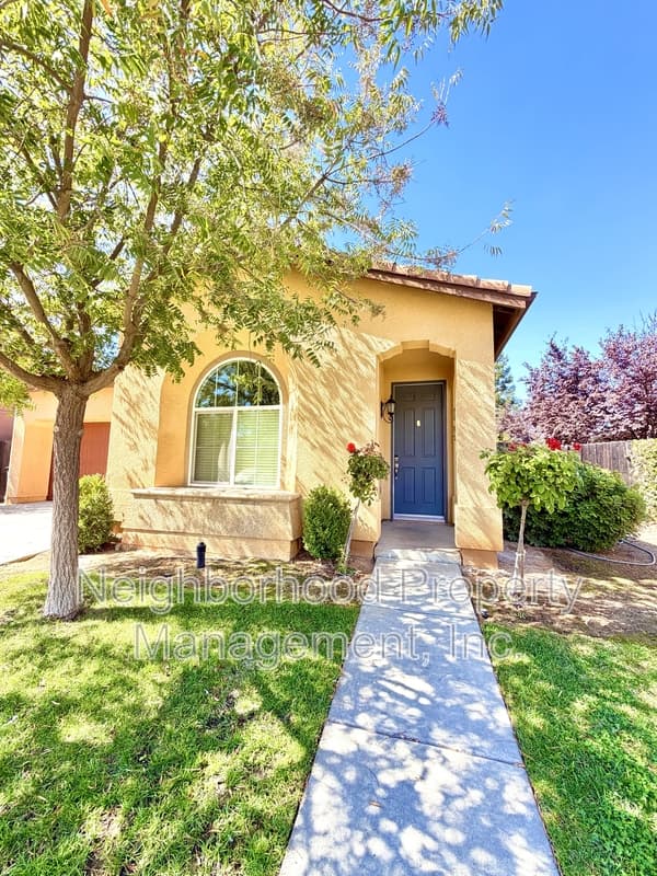 Fresno House: 10593 North Sierra Vista Avenue