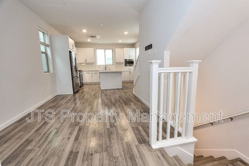 Sacramento House: 340 1st Avenue