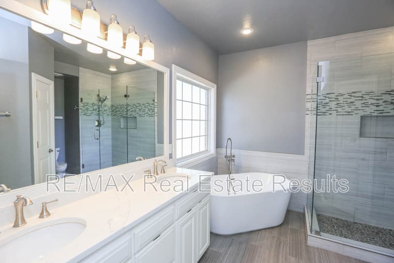 Rogers House: 5300 S 44th Pl