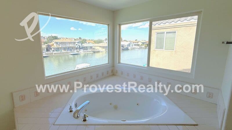 Victorville House: 18064 Mariner Dr