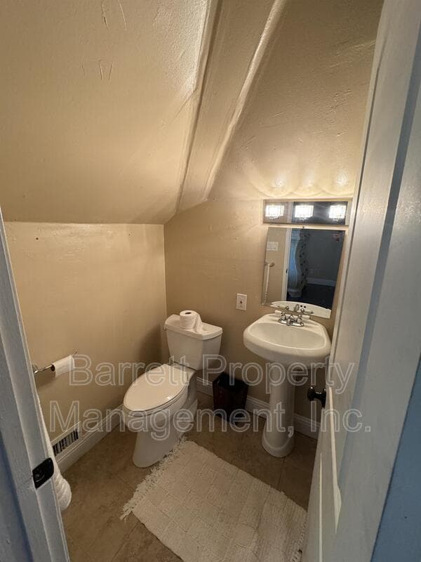 Grass Valley House: 410 W. Main St
