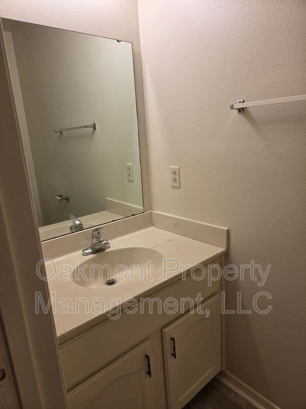 Fayetteville House: 2831 Breezewood Avenue