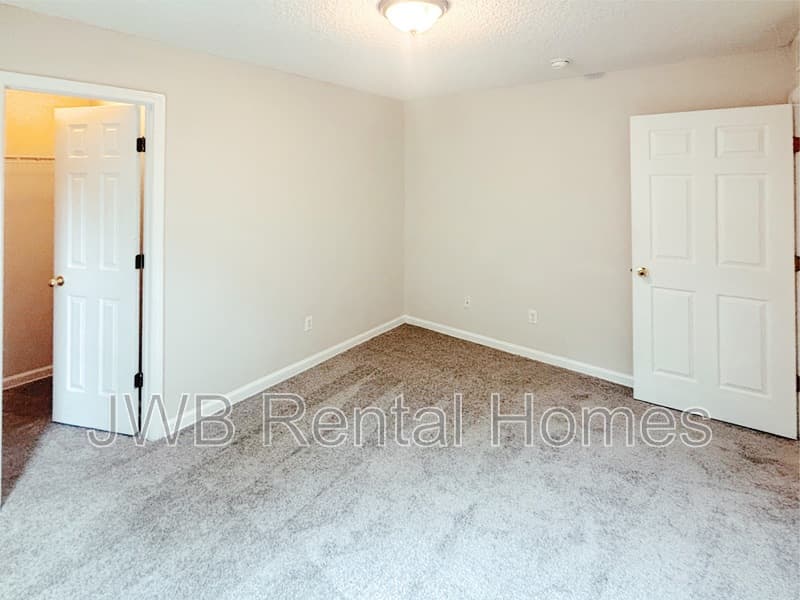 Jacksonville House: 2139 Sessions Ln