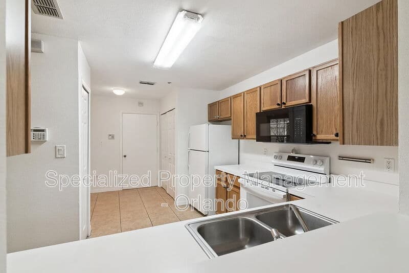 Altamonte Springs Townhome: 685 Scarlet Oak Cir
