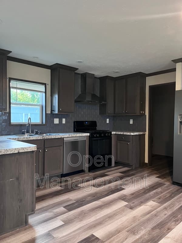 Huxley House: 511 East 1st Street
