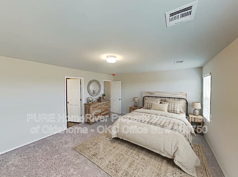 Newcastle House: 308 Karlee Ln