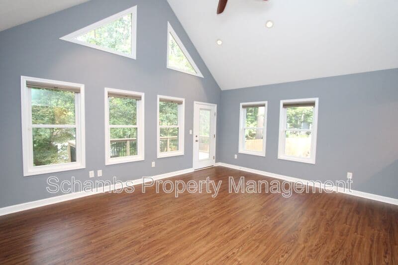 Cary House: 100 Fawn Ct