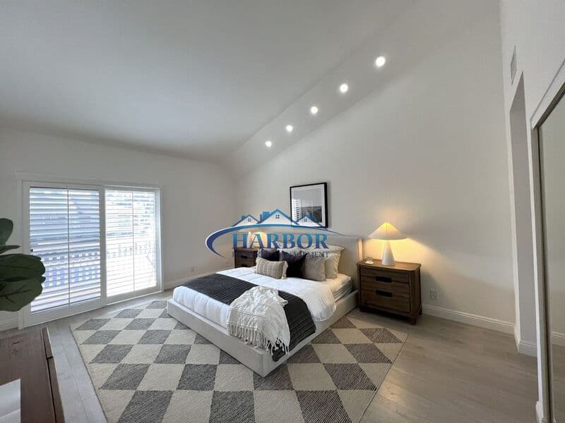 Hawthorne Townhome: 14468 Yukon Avenue