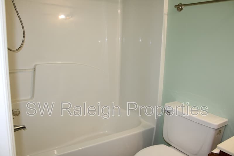 Fuquay-Varina House: 1400 Squire Ridge Drive