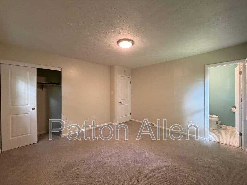 Fairview House: 14 Fox Run Pl