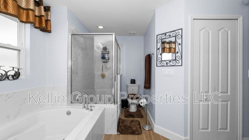 Lakeland House: 4762 Drake Ave