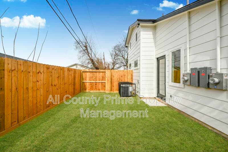 Houston Condo: 5201 Fairchild St