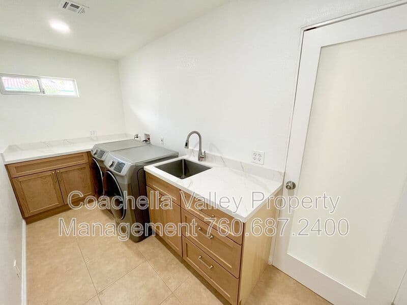 Palm Springs House: 372 W Dominguez Rd