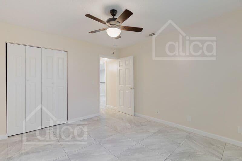 Riviera Beach House: 742 W 6th St