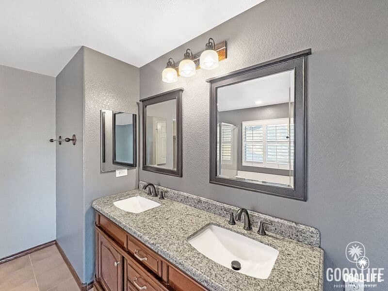 Oceanside House: 1124 Brighton Dr