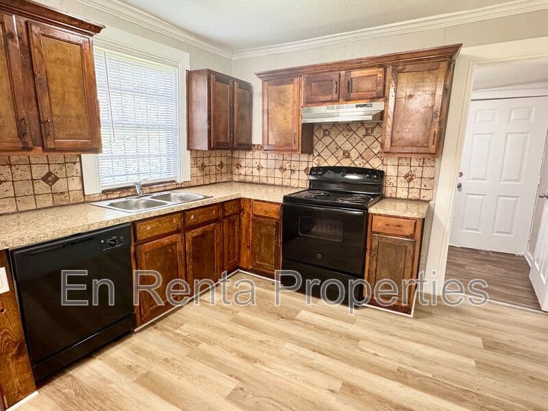Fort Worth House: 1925 Saint Louis Ave.