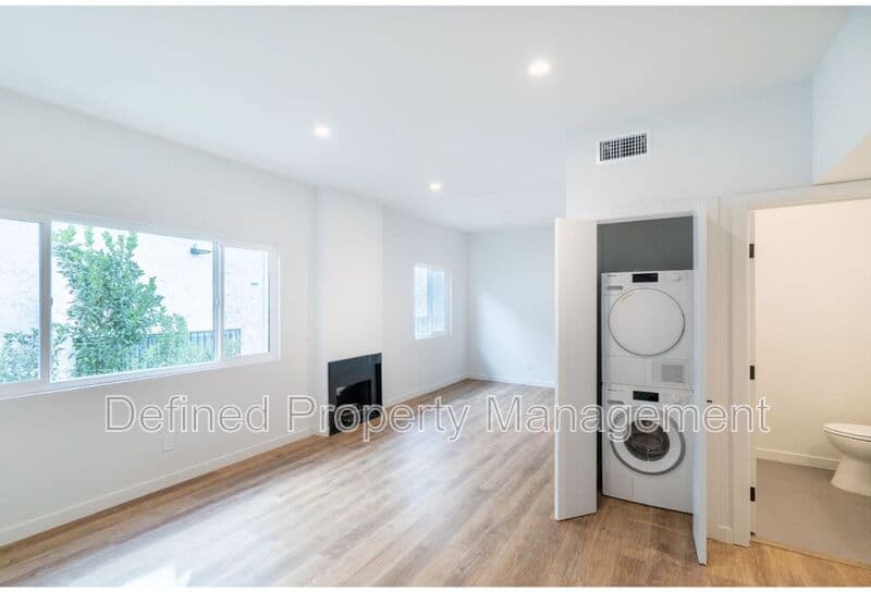 Los Angeles Condo: 6120 Eleanor Ave